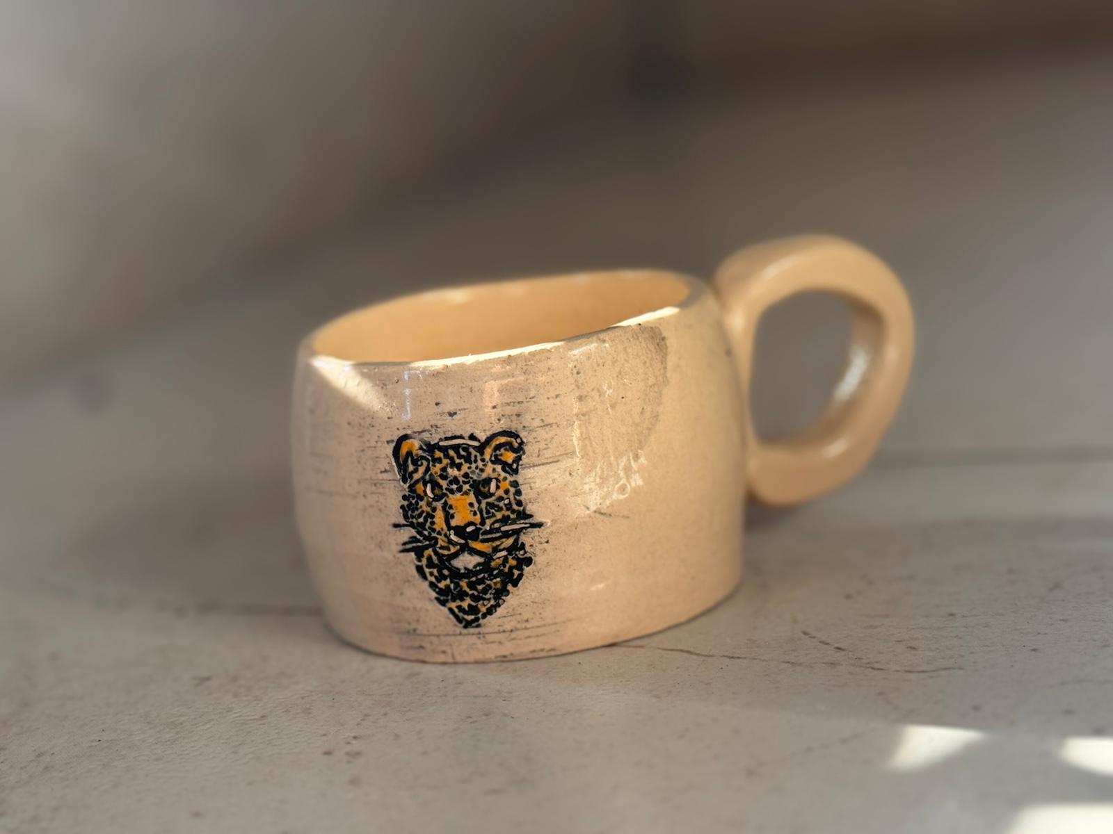 ספל קרמיקה בעבודת יד עם עיצוב נמר